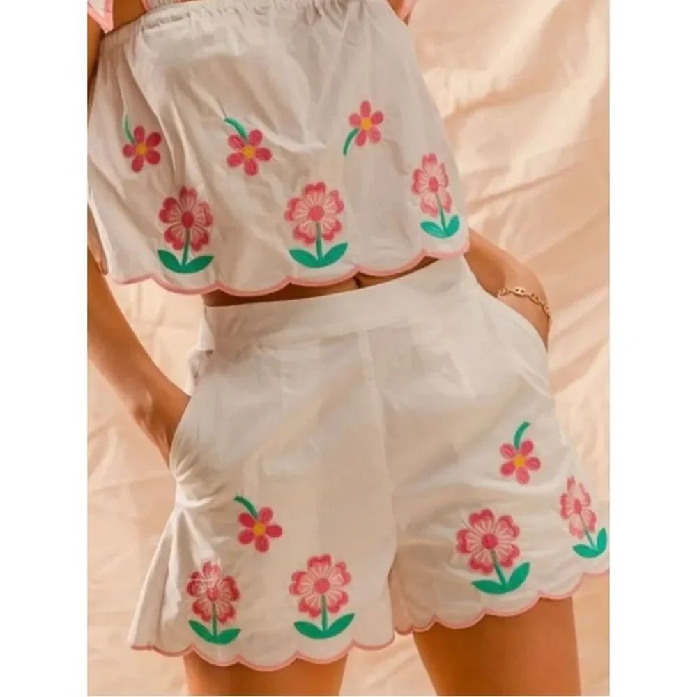 So Me Dainty Floral Embroidered Scalloped Cotton Shorts NWT Small Pockets